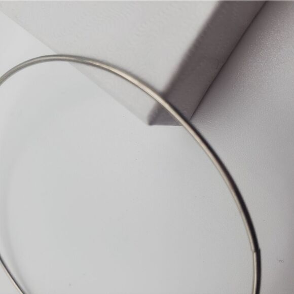 Simplistic silver toned bracelet‎ - Picture 2 of 2